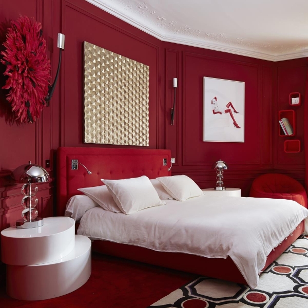 С какой мебелью можно сочетать бордовые обои